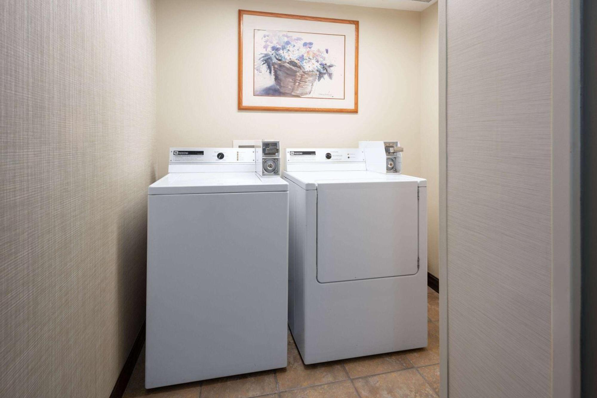 Days Inn & Suites By Wyndham בוזמן מראה חיצוני תמונה