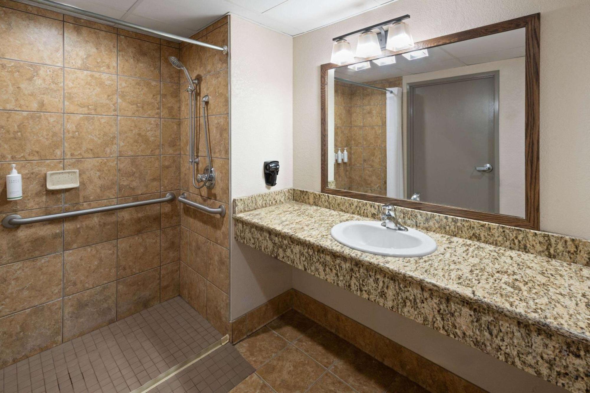 Days Inn & Suites By Wyndham בוזמן מראה חיצוני תמונה
